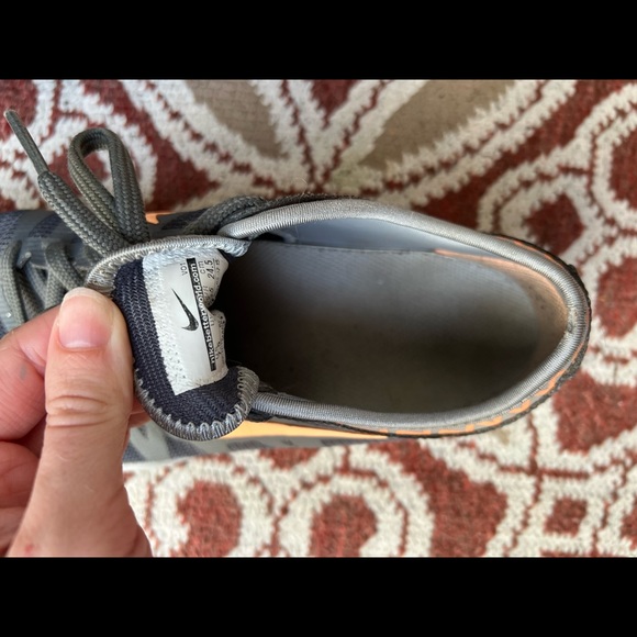 Woman’s Nike coral peach grey flex tennis shoes sneakers - Picture 3 of 5